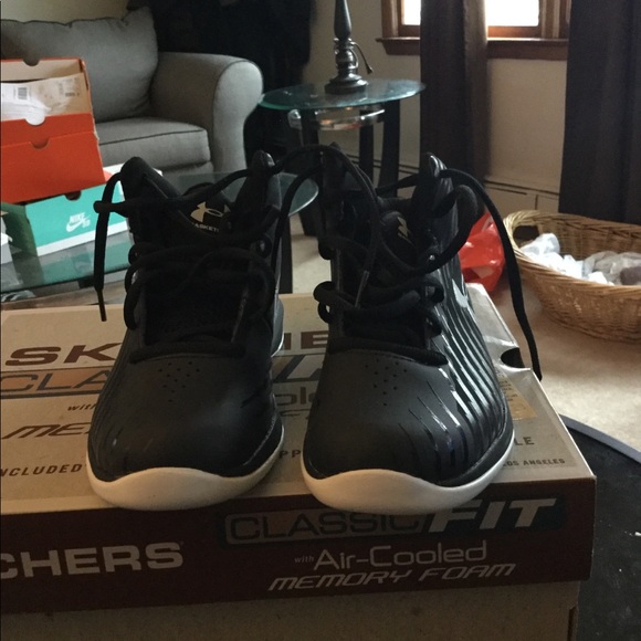 New under amour kids basketball sneakers - Picture 3 of 5